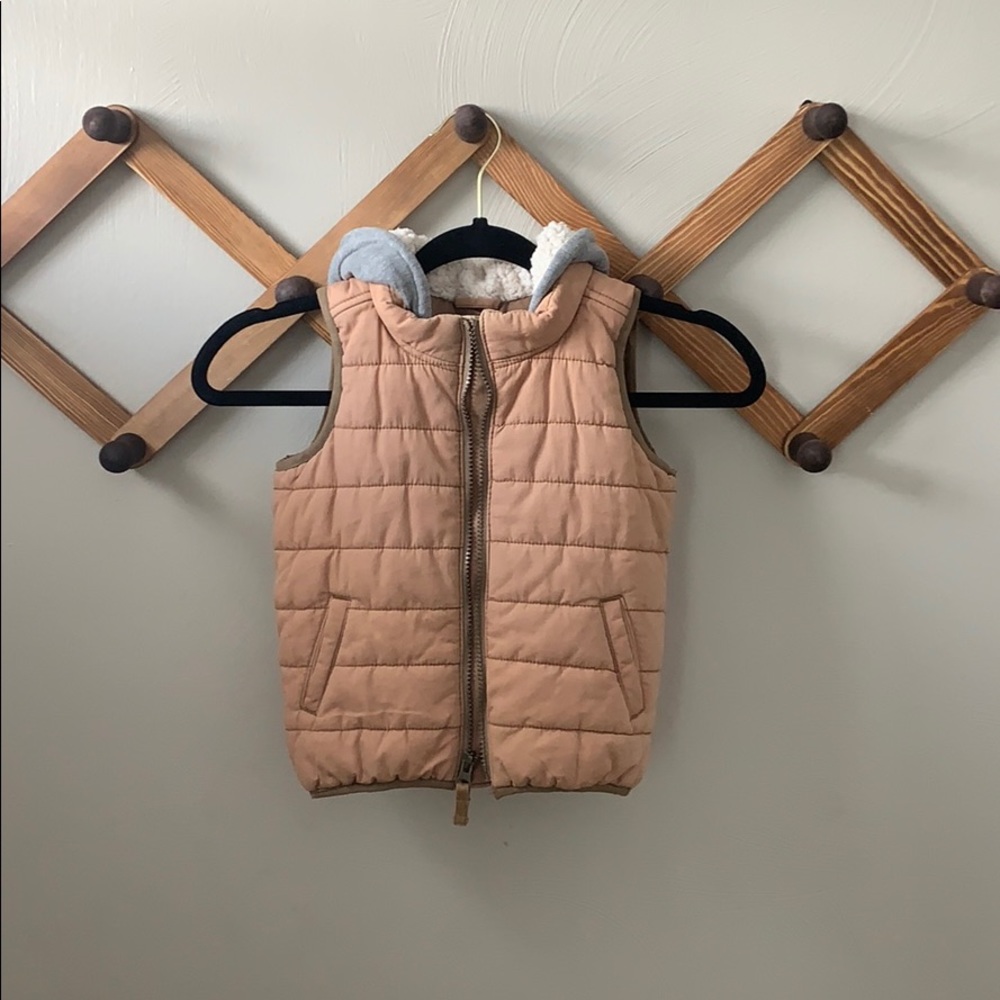 Old Navy hooded vest size 3T. Great condition!